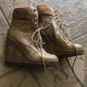 Wedge combat boots